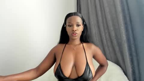 Snapshot of sweetlipsy chatting on February 18, 5:14 am sweetlipsy online show from February 18, 5:14 am