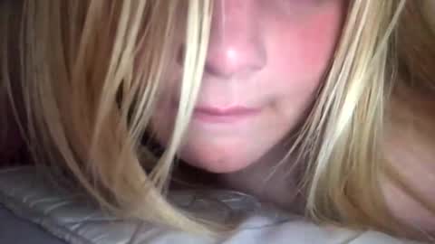 Snapshot of sweetlisa92 chatting on December 16, 3:32 pm Lisa online show from December 16, 3:32 pm