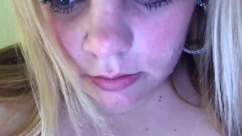 Snapshot of sweetlisa92 chatting on December 17, 7:15 pm Lisa online show from December 17, 7:15 pm