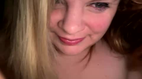 Snapshot of sweetlisa92 chatting on April 18, 12:20 pm Lisa online show from April 18, 12:20 pm