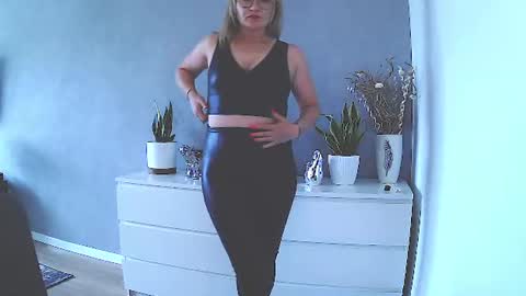 sweetmarthaaa online show from June 15, 8:49 am