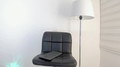  Alice Woolridge  online show from December 6, 2:02 am