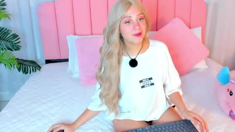 Snapshot of sweett_fire chatting on April 18, 7:58 pm sweett_fire online show from April 18, 7:58 pm
