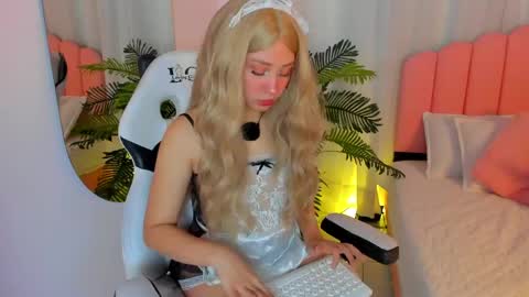 Snapshot of sweett_fire chatting on April 23, 5:37 pm sweett_fire online show from April 23, 5:37 pm