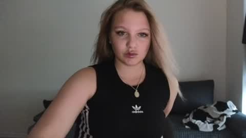 Snapshot of sweety_bettyyy chatting on July 28, 3:21 pm Betty online show from July 28, 3:21 pm