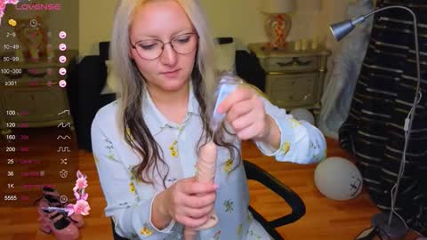 Hot Candy online show from November 9, 11:30 am