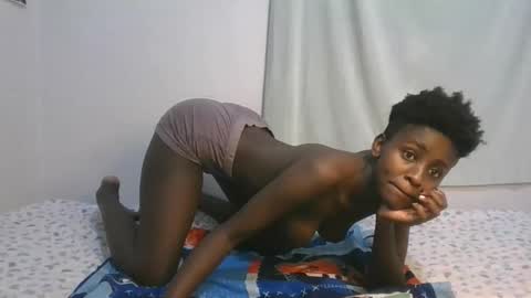 Snapshot of sweety_petite chatting on November 25, 10:15 am sweety_petite online show from November 25, 10:15 am