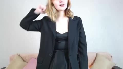 Snapshot of sweetyybay chatting on December 14, 2:00 pm Stacy online show from December 14, 2:00 pm