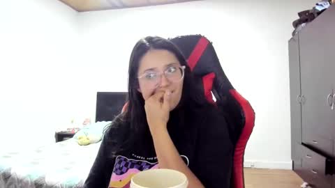sweetyypeach online show from December 3, 3:41 am
