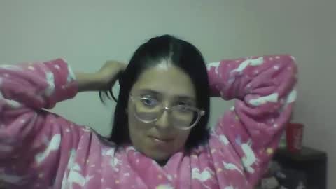 sweetyypeach online show from December 17, 3:17 am