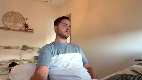 syl092 online show from March 4, 4:24 pm