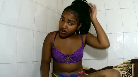 Snapshot of sylviasexy27 chatting on February 20, 7:34 am sylviasexy27 online show from February 20, 7:34 am