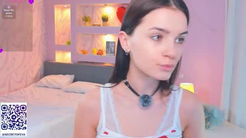 Snapshot of synne_glows chatting on November 12, 7:13 pm Eva online show from November 12, 7:13 pm