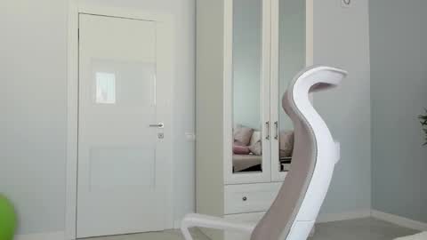 Snapshot of synop_sis chatting on October 18, 8:37 am Mila online show from October 18, 8:37 am
