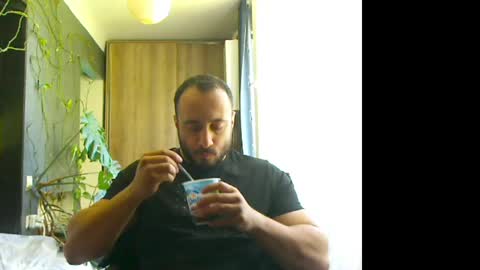 Snapshot of t_huracane chatting on May 7, 7:25 am Huracane online show from May 7, 7:25 am