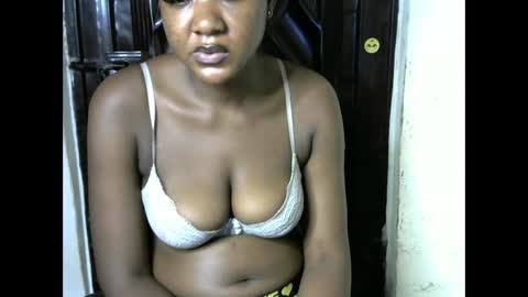 Snapshot of tall_choco chatting on February 20, 12:18 am tall_choco online show from February 20, 12:18 am