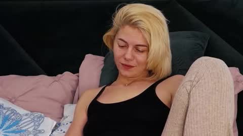 Snapshot of taniyagrey chatting on February 19, 6:53 am tanyaGrey online show from February 19, 6:53 am