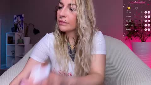 Snapshot of tanya_acid chatting on November 16, 2:50 am Tanya acid online show from November 16, 2:50 am