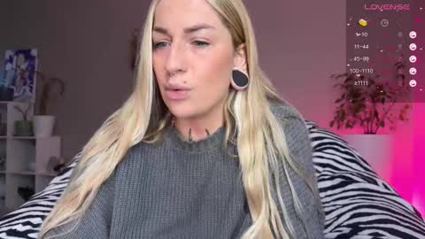 Snapshot of tanya_acid chatting on December 3, 3:32 pm Tanya acid online show from December 3, 3:32 pm