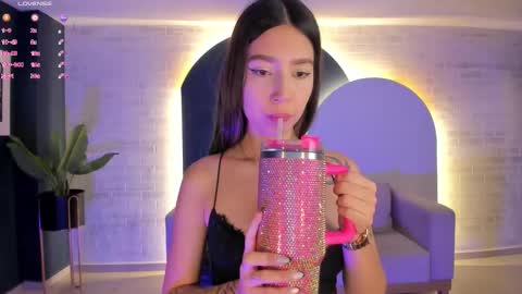 Snapshot of taralawrence chatting on November 29, 4:15 am Tara Lawrence online show from November 29, 4:15 am