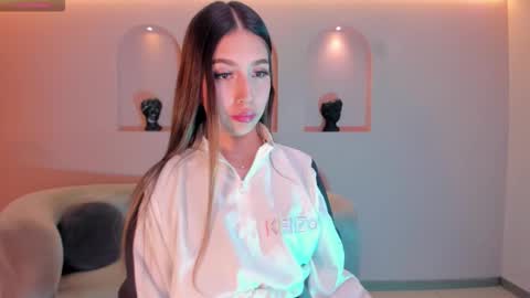 Snapshot of taralawrence chatting on December 18, 3:23 am Tara Lawrence online show from December 18, 3:23 am