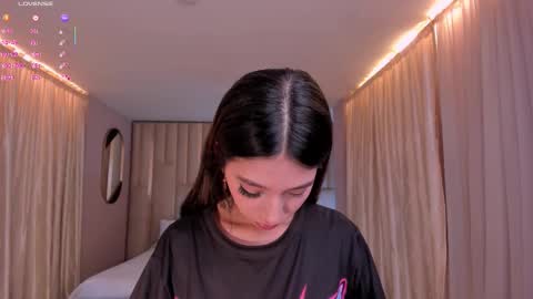 Snapshot of taralawrence chatting on January 8, 3:09 am Tara Lawrence online show from January 8, 3:09 am