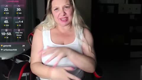 Snapshot of tasha__moon chatting on October 14, 4:19 pm Tasha Moon online show from October 14, 4:19 pm