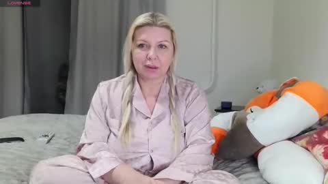 Snapshot of tasha__moon chatting on December 15, 8:02 pm Tasha Moon online show from December 15, 8:02 pm