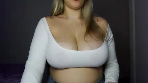 Snapshot of tateisblonde chatting on February 14, 1:52 pm tateisblonde online show from February 14, 1:52 pm