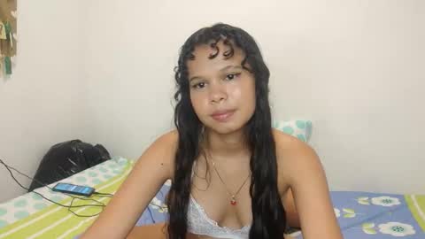 Snapshot of tati_and_cris chatting on April 19, 8:44 pm Lily online show from April 19, 8:44 pm