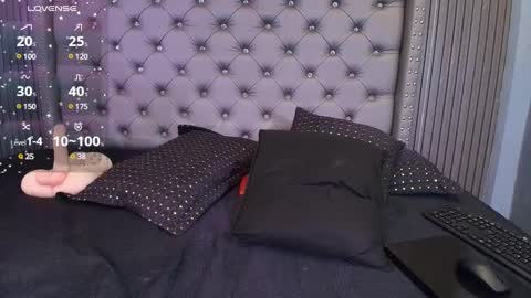 Snapshot of tatiana_lopez19 chatting on December 5, 11:40 pm Tatiana online show from December 5, 11:40 pm