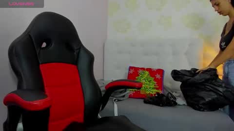 Snapshot of tatilarson chatting on December 15, 12:53 pm TATI online show from December 15, 12:53 pm