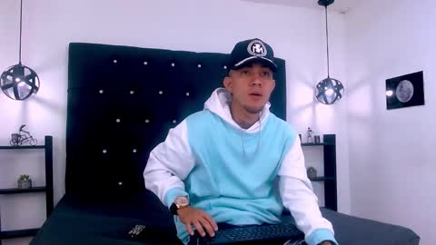 Snapshot of tattoo22_ chatting on November 17, 12:22 pm Tattoo online show from November 17, 12:22 pm