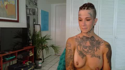 Snapshot of tattooed_natalia chatting on April 18, 7:58 pm Natalia 3 online show from April 18, 7:58 pm