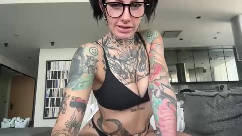 tattooedlucy_ online show from December 15, 7:01 am