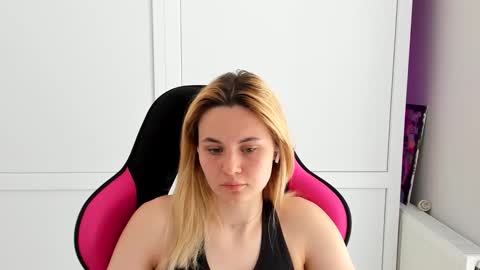 Snapshot of tayla_shy chatting on May 27, 12:02 pm Tay online show from May 27, 12:02 pm