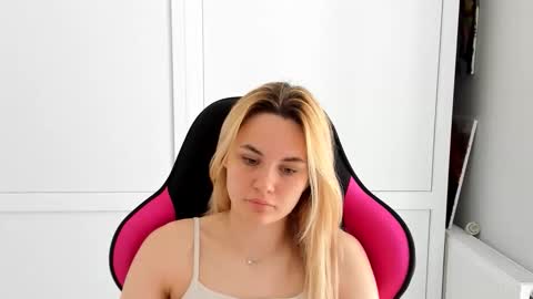 Snapshot of tayla_shy chatting on May 31, 9:05 am Tay online show from May 31, 9:05 am