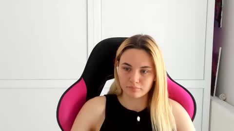 Snapshot of tayla_shy chatting on June 11, 12:36 pm Tay online show from June 11, 12:36 pm
