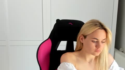 Snapshot of tayla_shy chatting on July 2, 12:33 pm Tay online show from July 2, 12:33 pm
