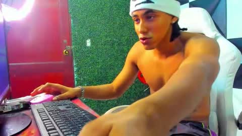 Snapshot of taylor_bigdick18 chatting on February 22, 5:44 pm Taylor online show from February 22, 5:44 pm