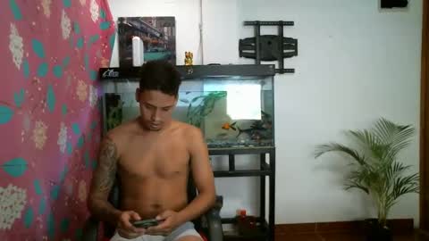 Snapshot of taylor_meghan chatting on October 17, 2:37 am Taylor and Meghan online show from October 17, 2:37 am