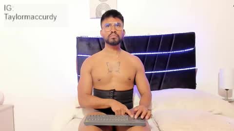 taylormaccurdy_ online show from November 24, 3:23 pm