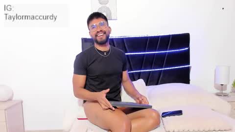 taylormaccurdy_ online show from November 26, 2:51 pm