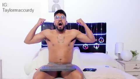 taylormaccurdy_ online show from December 22, 2:36 pm