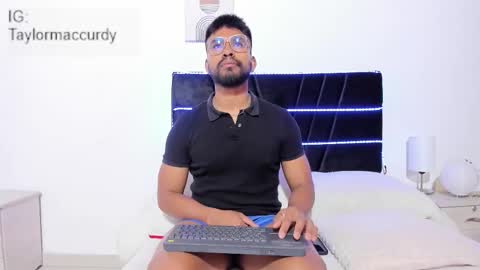 taylormaccurdy_ online show from January 7, 2:08 pm