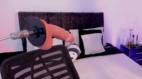 Taylor online show from December 1, 9:20 pm