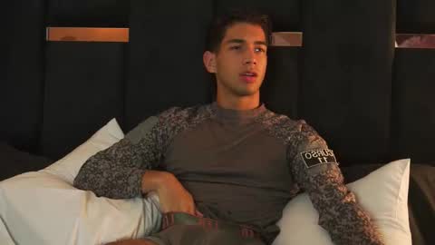 taylorsmiths_ online show from December 14, 4:40 am