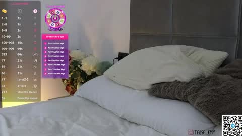 Snapshot of tease_me__ chatting on June 5, 8:58 pm Em online show from June 5, 8:58 pm