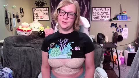 Pixie and Tentacle Overlord online show from December 4, 7:12 pm