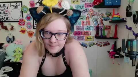 Snapshot of ten_tickle_pixie chatting on February 18, 7:21 pm Pixie and Tentacle Overlord online show from February 18, 7:21 pm